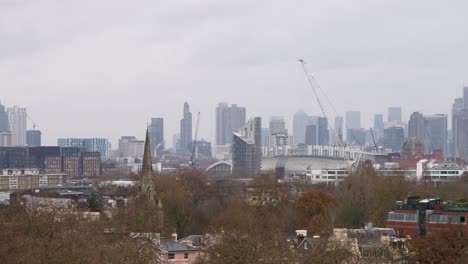 Weitwinkelschwenk-über-Die-Skyline-Von-London-An-Einem-Tag-Mit-Bewölktem,-Grauem-Himmel