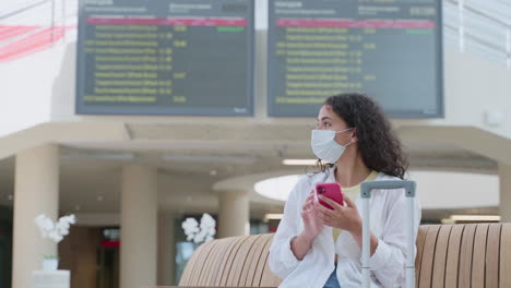 mujer esperando en el aeropuerto o la estación de tren