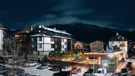 Timelapse-En-La-Noche-Nevada-En-Bansko-Con-Hoteles-Y-Montaña-En-Segundo-Plano