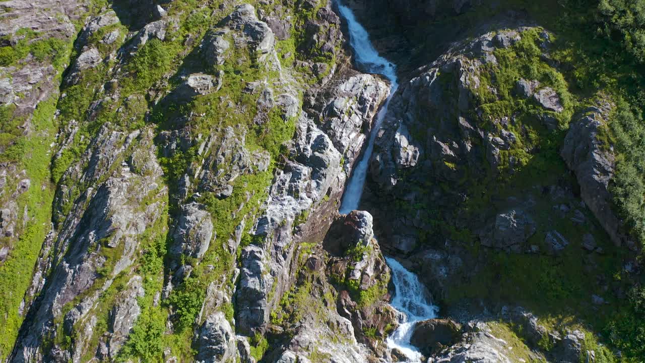toma de drones de hermosas cascadas en noruega fotografía aérea del paisaje natural