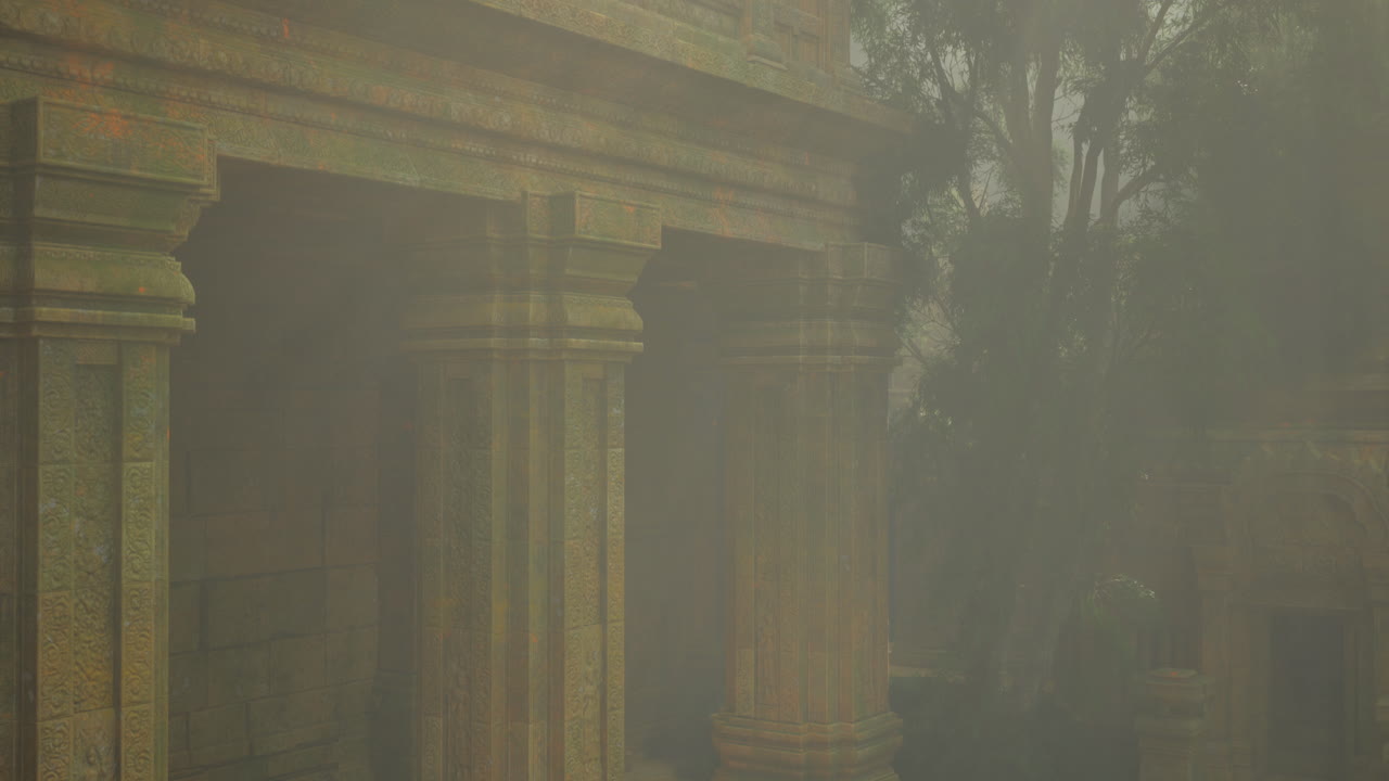 Rovine nebbiose di un antico tempio immerse nel verde lussureggiante in un ambiente sereno