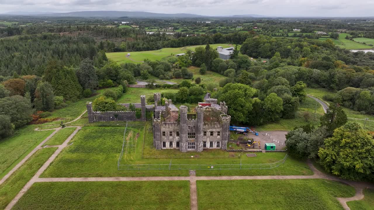 Drone vola verso Castle Saunderson, punto di riferimento storico e attrazione turistica nella contea di Cavan, Irlanda