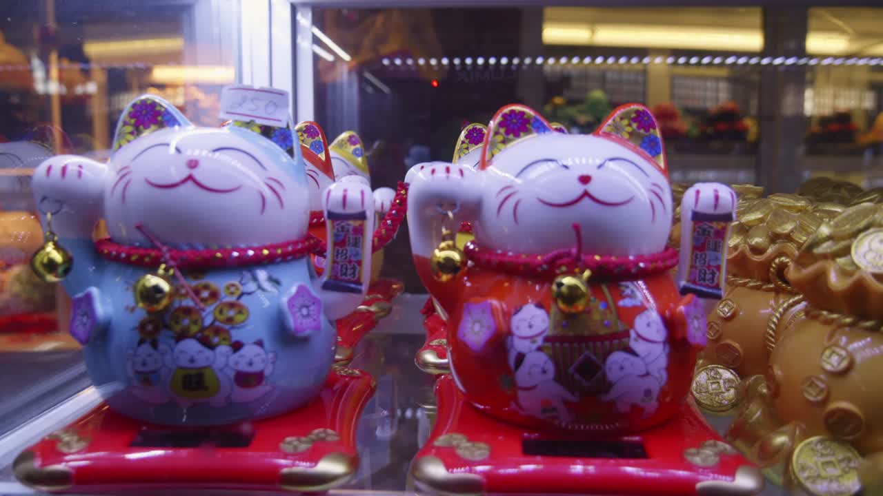 gato de la suerte feng shui con escaparate de etiquetas de precio en el mercado público
