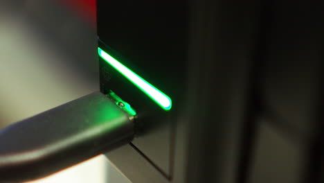 conecte y desconecte el cable usb. insertar y quitar