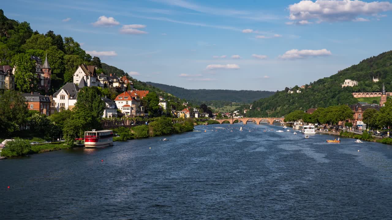 Panoramisk tidsforløb af Heidelbergs byvartegn og flodtrafik