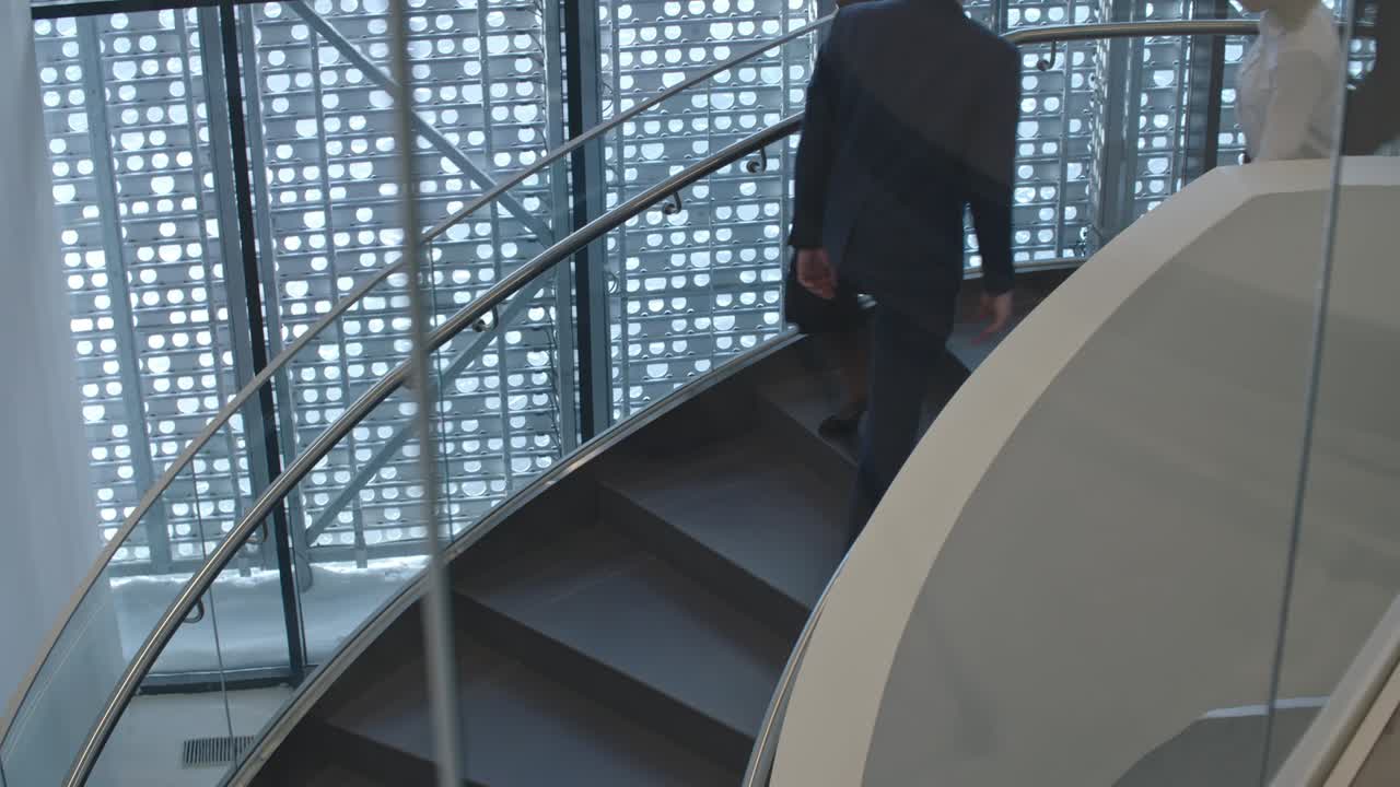 Pessoas de negócios em escadaria em espiral