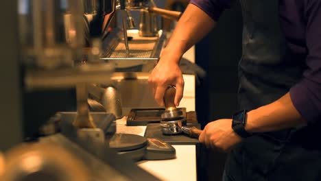 Barista-Drückt-Gemahlenen-Kaffee-Per-Tamper-In-Den-Siebträger,-Um-Kaffee-Zuzubereiten-4k