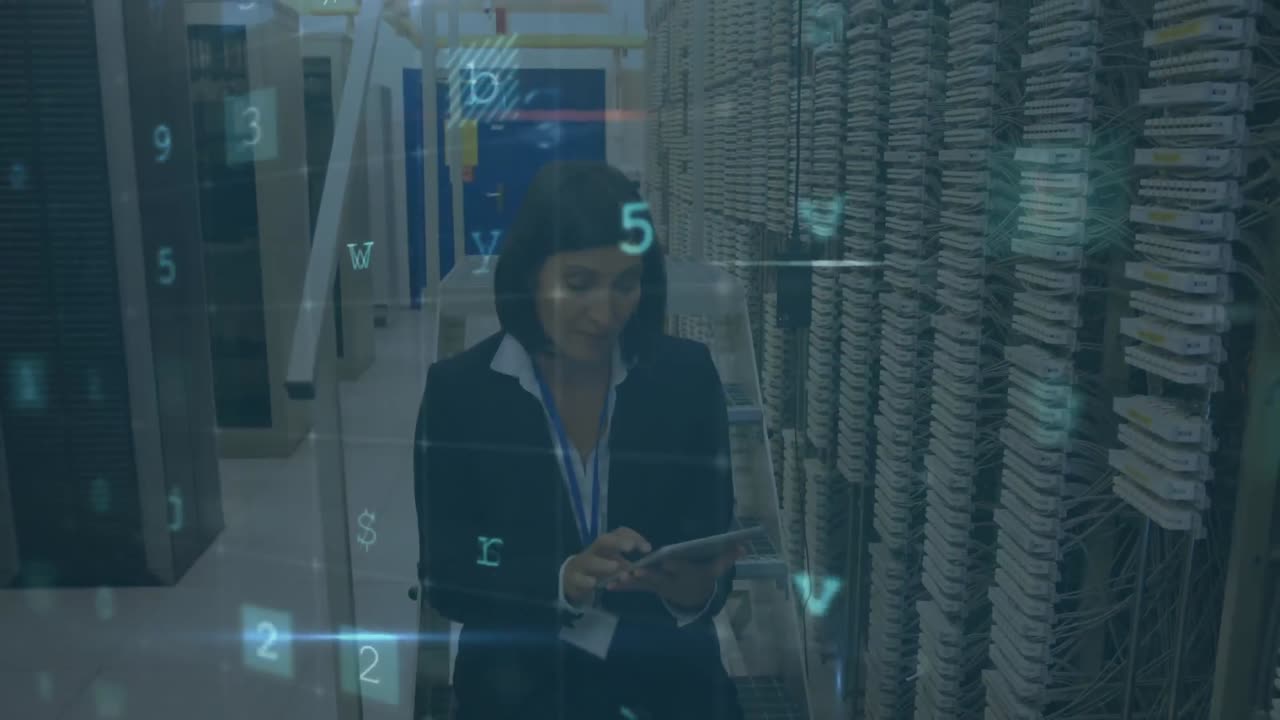 mujer trabajando en una sala de servidores de computadora mientras los mensajes de advertencia aparecen en primer plano