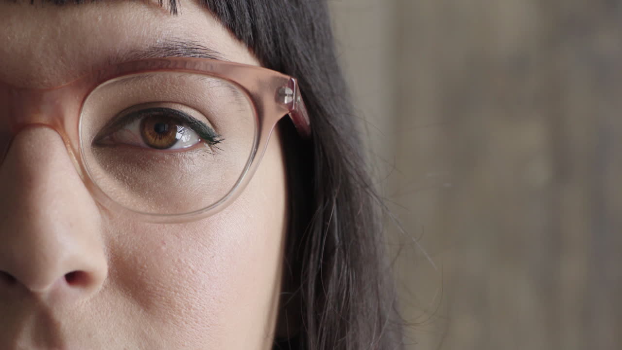 cerrar el ojo de una mujer joven mirando a la cámara con gafas elegantes espacio de copia