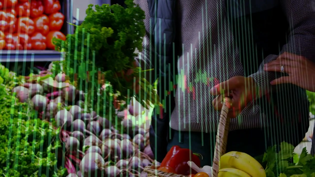 Kvinne velger salat til matinnkjøp, partner holder kurv, vertikale grønne eller røde streker over displayet