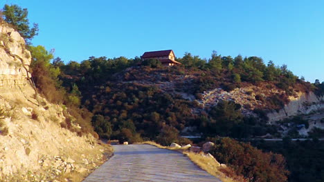 Ein-Haus-Oben-Auf-Dem-Verlassenen-Tal