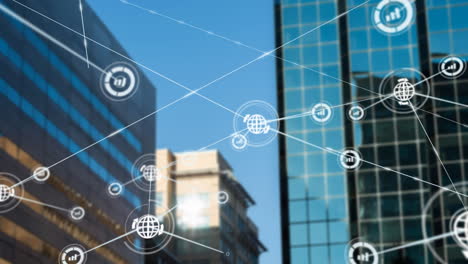 animación de una red de iconos digitales contra edificios altos