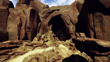 entrada a una cueva en el desierto