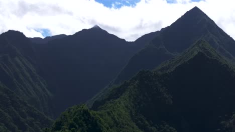 altas montañas picos de volcanes valle teahupoo tahiti polinesia francesa moorea papeete drone aéreo paralaje tarde en la mañana tarde durante el día nubes soleadas impresionante paisaje de la isla lentamente círculo a la derecha