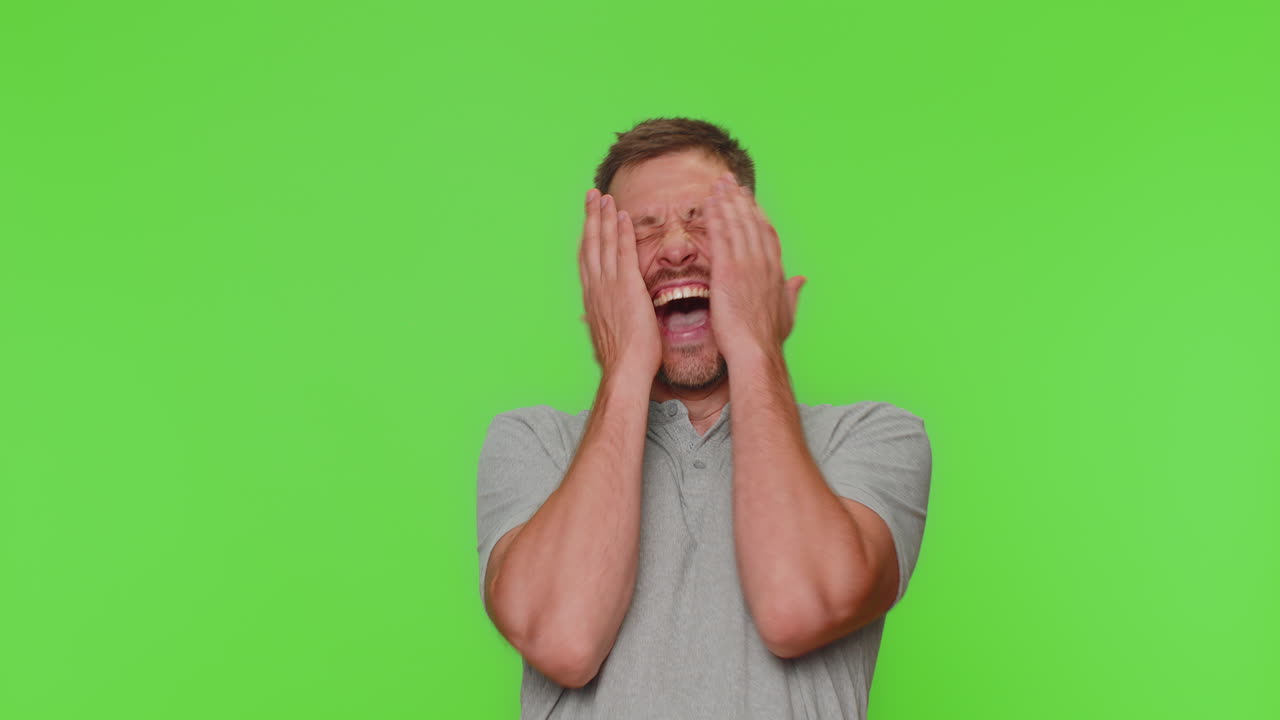 joven barbudo riendo en voz alta después de escuchar una anécdota ridícula, una broma divertida, sintiéndose despreocupado