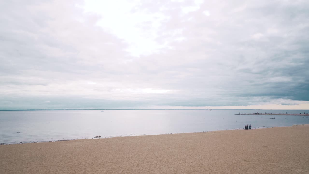 구름 인 해변 장면