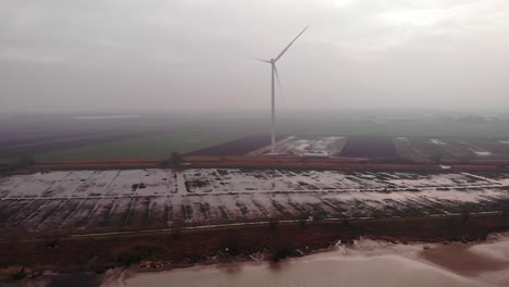 Vista-Aérea-De-La-Nueva-Turbina-Eólica-Vista-A-Través-De-La-Niebla-Matutina-En-Campos-Agrícolas-En-Barendrecht