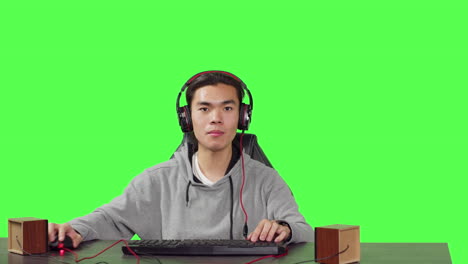 pc 에서 비디오 게임을 즐기는 사람 의 빈곤