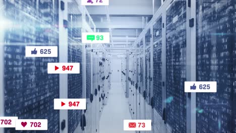 animación de iconos de redes sociales flotando contra cuadrados de mosaico sobre la sala del servidor de la computadora