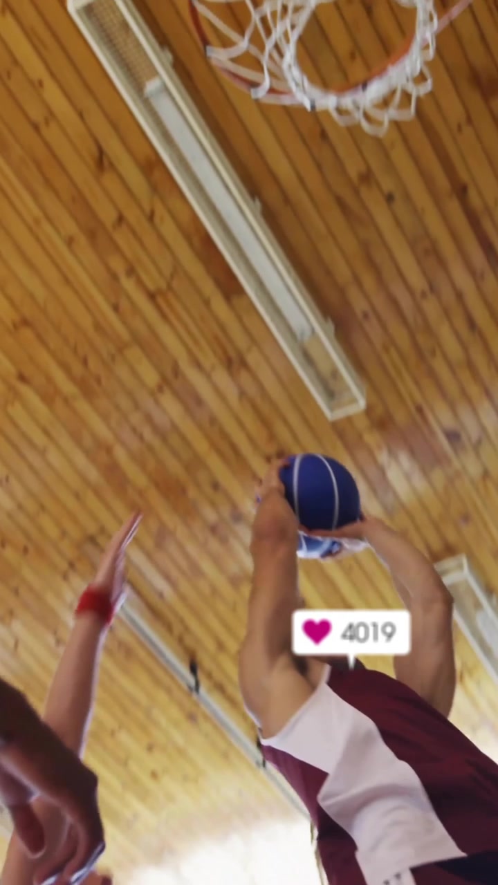 Animazione di notifiche di social media su diverse squadre maschili di pallacanestro che giocano una partita al chiuso