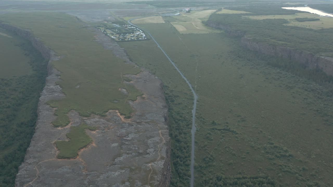paisaje escénico de islandia con meseta rocosa eyjan en el valle de asbyrgi, camping ásbyrgi