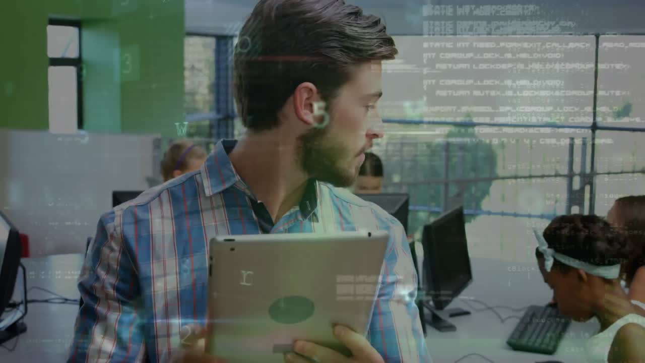 animación de procesamiento de datos sobre feliz maestro masculino diverso con estudiantes que usan tecnología.