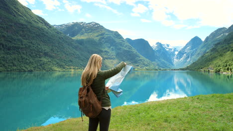 mujer explorando los fiordos noruegos