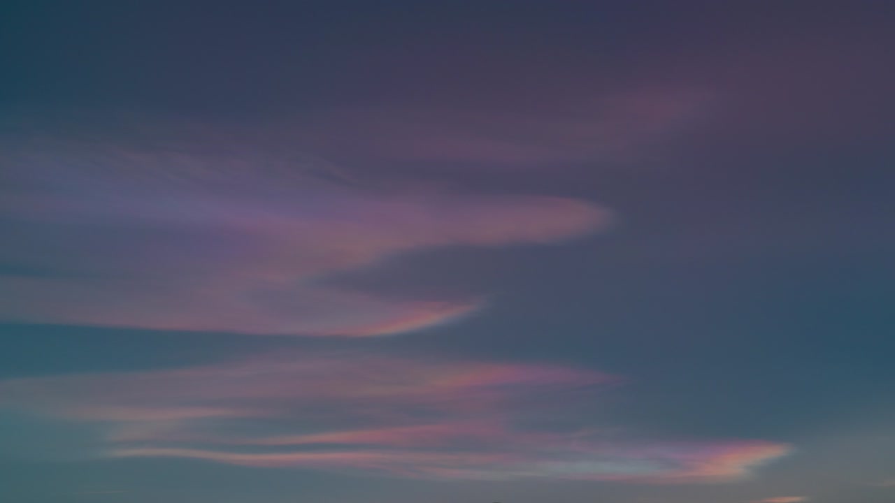 un lapso de tiempo de hermosas nubes estratosféricas polares capturadas al atardecer sobre el norte de yorkshire, inglaterra