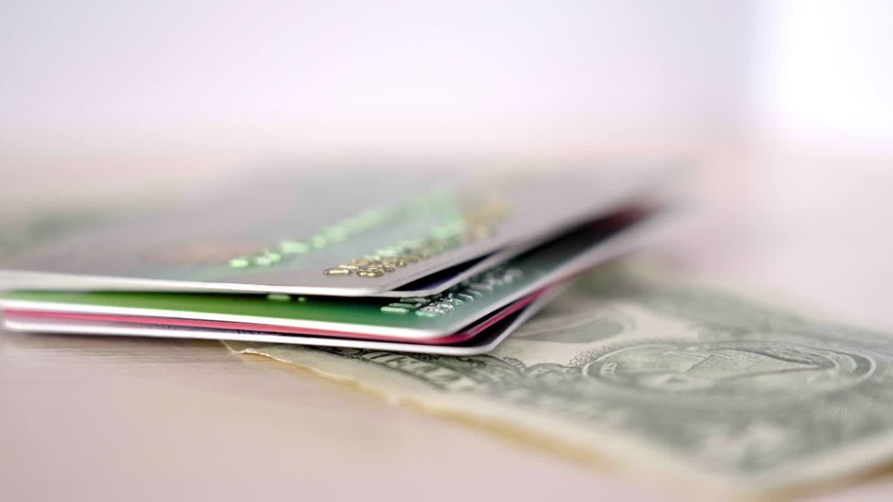 플라스틱 은행 신용 카드 달러 지폐