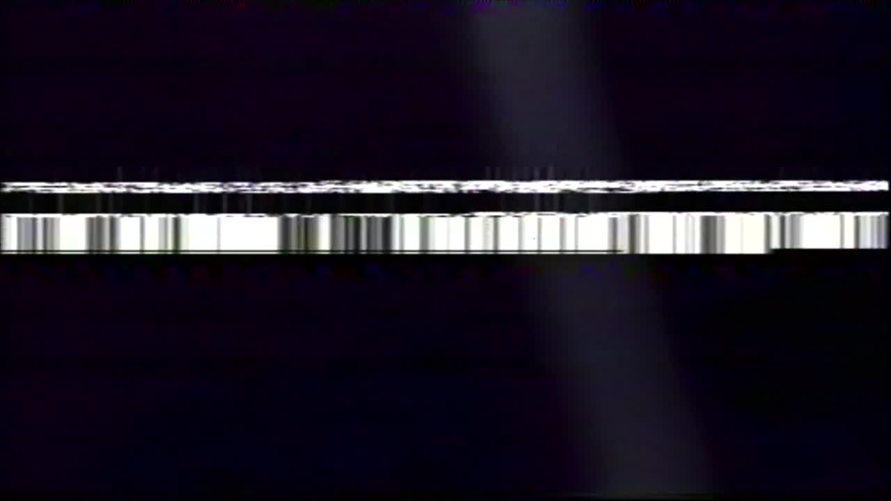 vhs glitches animación digital analógica abstracta. viejo televisor. error de glitch daño de video. ruido de señal. error de sistema. diseño único. mala señal. flicker de ruido de televisión digital. mancha violeta