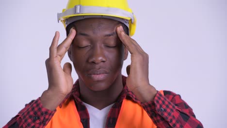 joven y guapo hombre africano trabajador de la construcción