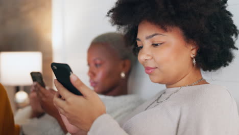 Mujer-Negra,-Teléfono-Y-Amigos-Con-Redes-Sociales