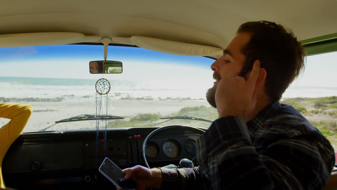 밴 4k에서 서로 상호 작용하는 젊은 부부