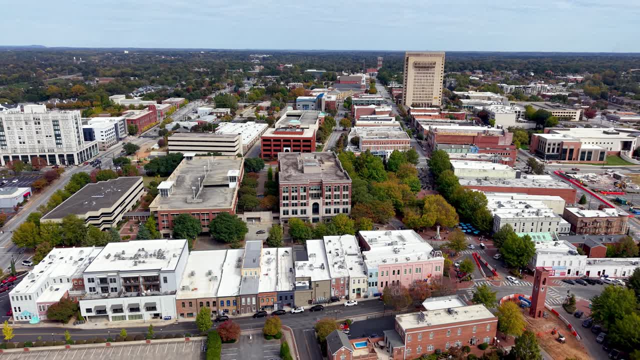 Toma aérea alejándose del centro de Spartanburg (Carolina del Sur, EE. UU.)