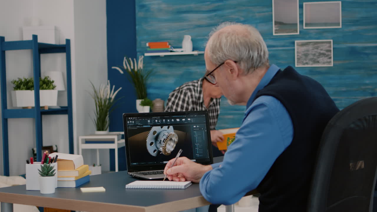현대 cad 프로그램에서 일하는 수석 건축가, 기어 디자인을 분석하는 사람