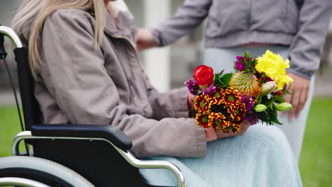 Senior,-Frau-Und-Krankenschwester-Mit-Blumen-Zur-Unterstützung