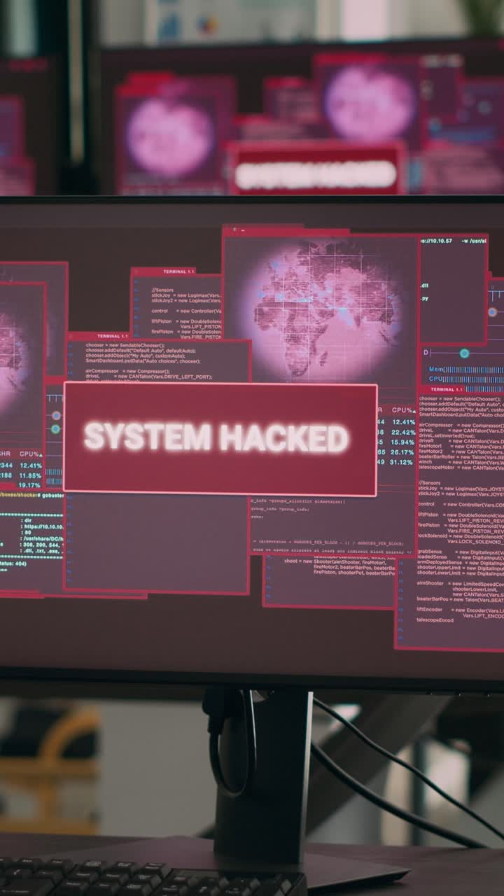 Vertikal video: Tomt programmeringskontor med skærme, der viser sikkerhedsbrud