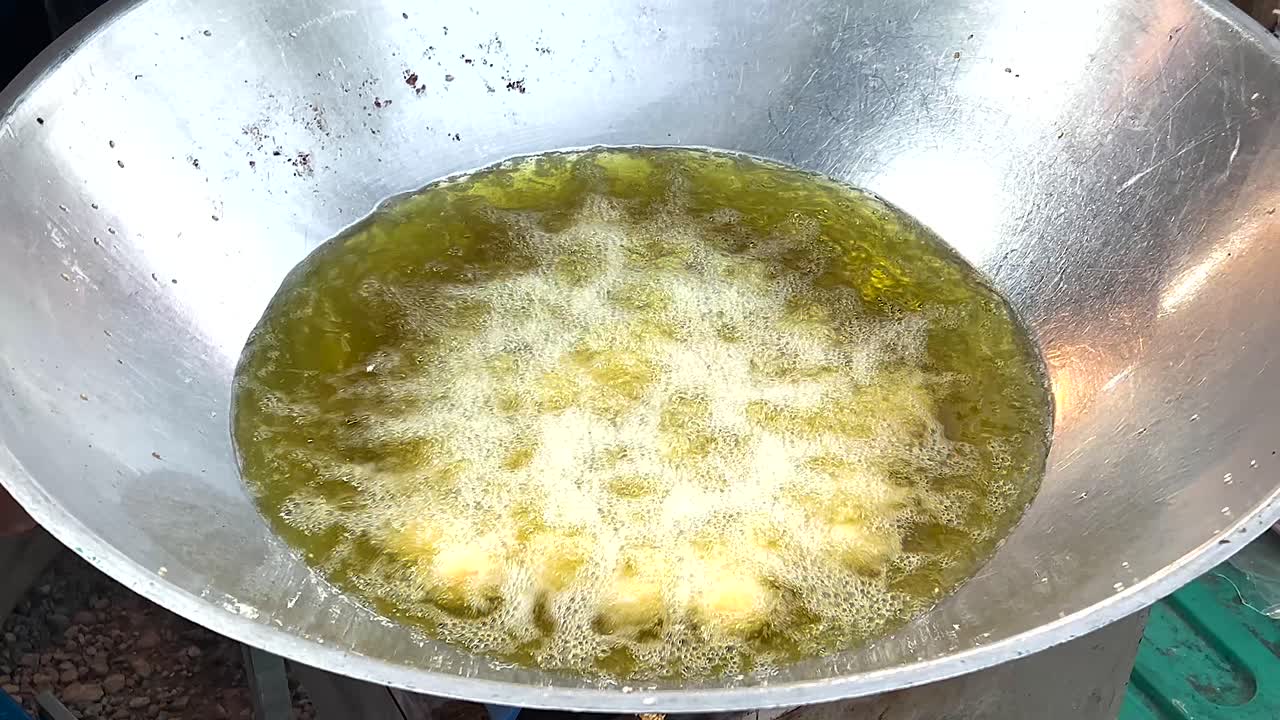 길거리 판매자 깊은 김 전통 태국 디저트