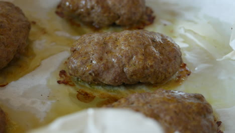 nahaufnahme von fleischbällchen im ofen, gebacken auf einem backblech