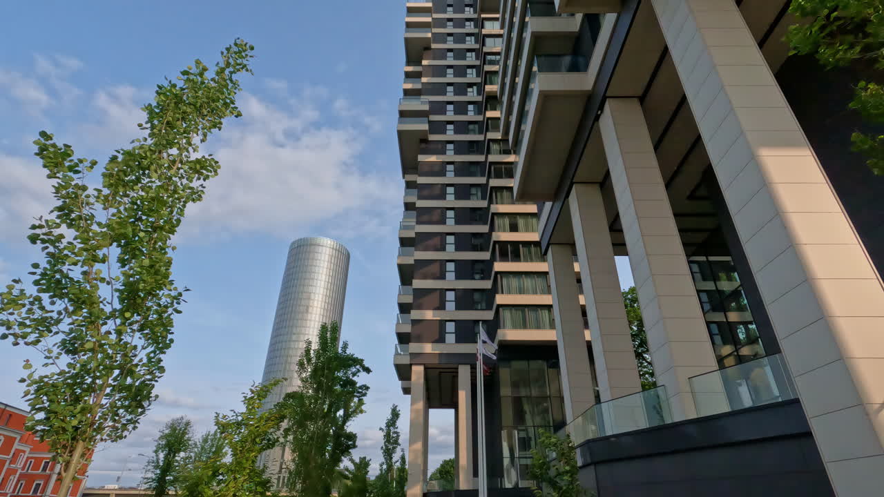 una toma suave de ángulo bajo de rascacielos y árboles en la ciudad de riga - letonia