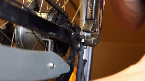 reparación de bicicletas con llave de tubería rompe el tornillo