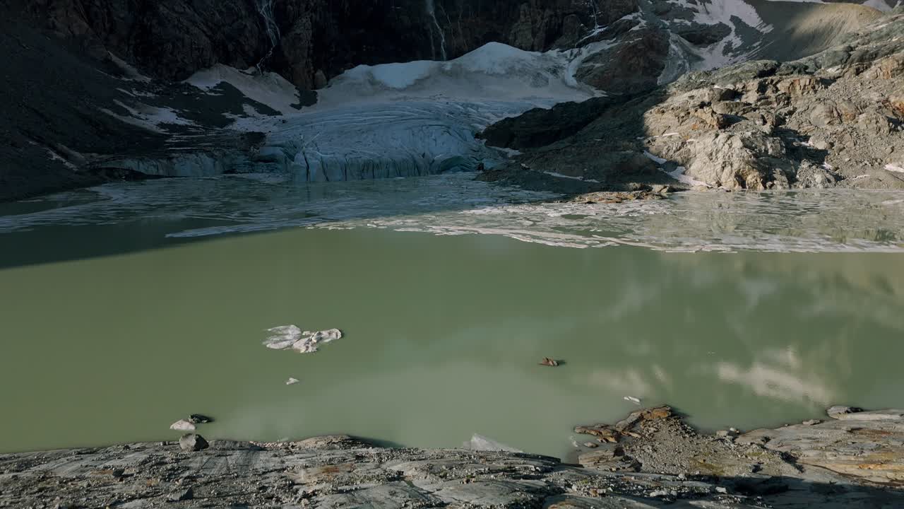 вид ледника феллариа и ледникового озера в долине маленко, ломбардия, италия