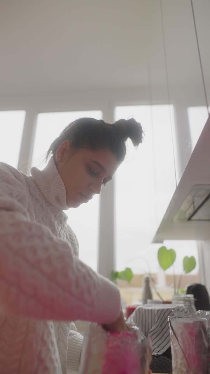 부 에서 음식 을 준비 하는 여자