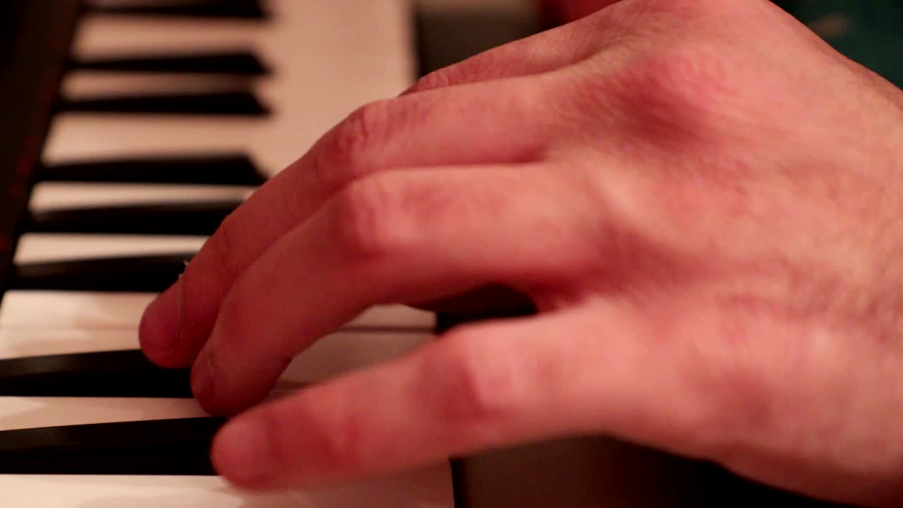 el hombre toca un primer plano en un sintetizador.