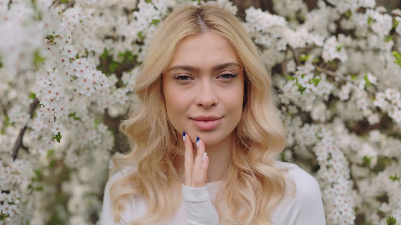 Donna tra i fiori di primavera
