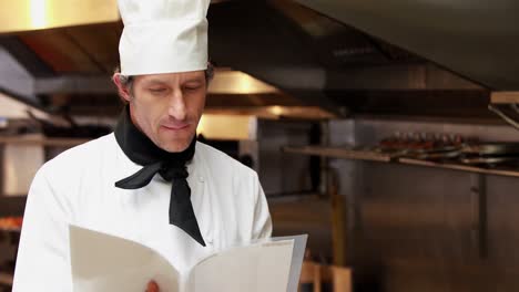 el guapo chef leyendo recetas.