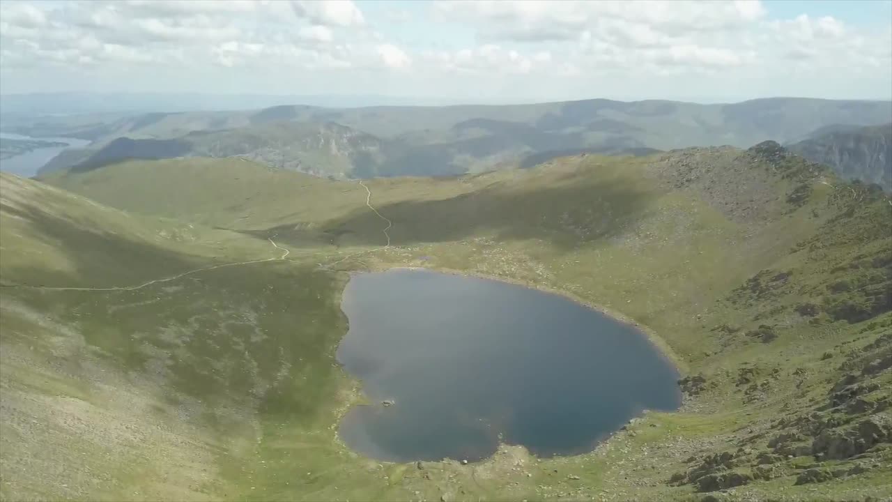 горы и озеро в районе озер в англии