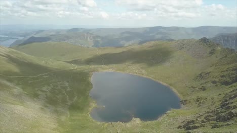 Montañas-Y-Lago-En-El-Distrito-De-Los-Lagos-De-Inglaterra.