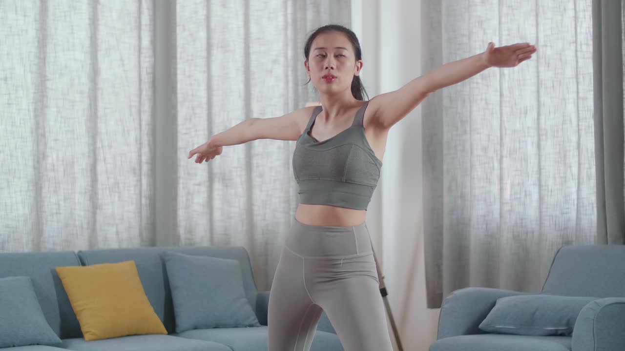 젊은 아시아 운동선수 여성이 운동, 스트레칭 및 요가를 가정에서 요리어 ii 포즈로 연습합니다. 건강한 생활 방식, 피트니스, 웰빙 및 마인드풀니스 개념