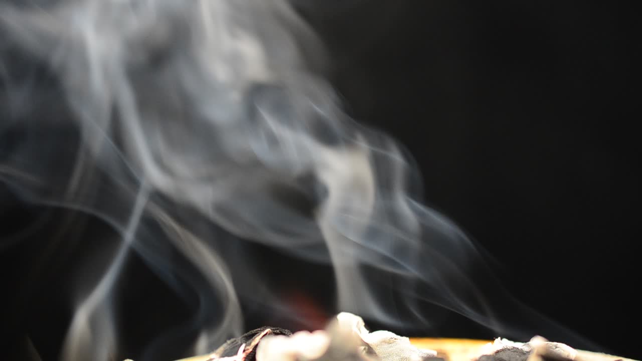 Fumo grigio. Fumo su sfondo nero